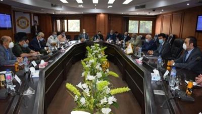 وزير الرياضة ومحافظ بورسعيد يبحثان بدء إنشاء استاد بورسعيد| صور