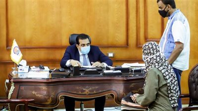 نائب محافظ قنا يستقبل عددا من المواطنين لمناقشة مشاكلهم | صور