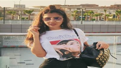 مي عمر تنشر صورة تستعيد بها ذكرياتها مع ابنتها وتتمنى انتهاء أزمة كورونا