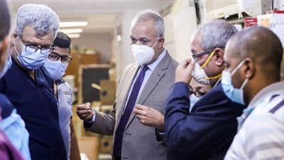 16صورة ترصد اطمئنان لجنة المتابعة لمستشفيات العزل على مخزون المستلزمات الطبية