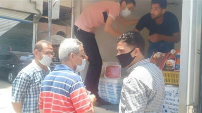 اعدام أغذية غير صالحة للاستهلاك في حملة بالمنصورة| صور