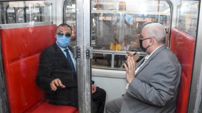 محافظ الإسكندرية يتفقد تجربة كبائن زجاجية بترام المدينة |صور