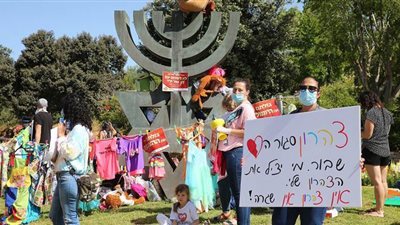 أمريكية بيضاء تهاجم فتاة سوداء في متجر ورد فعل غير متوقع| فيديو