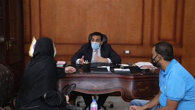 نائب محافظ قنا يستقبل عدداً من المواطنين للاستماع إلى مشاكلهم | صور