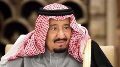 تصرف بعفوية.. فيديو للملك سلمان يشعل مواقع التواصل الاجتماعي