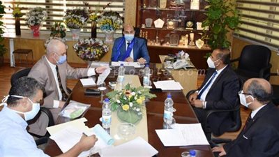 محافظ أسوان يترأس اجتماع إدارة أزمة كورونا ويشدد على سرعة التعامل مع المرضى | صور