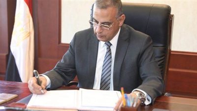 محافظ سوهاج يجري حركة تغييرات بين رؤساء المدن