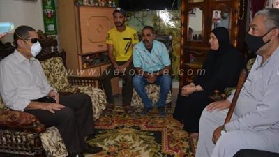 محافظ الغربية يقدم العزاء لأسرة الشهيد 