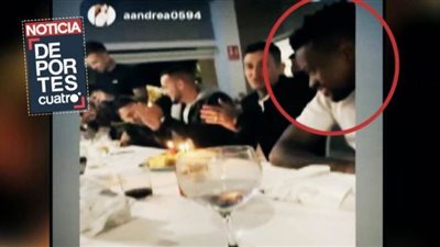 لاعب برشلونة يكسر الحظر المنزلي قبل عودة الليجا