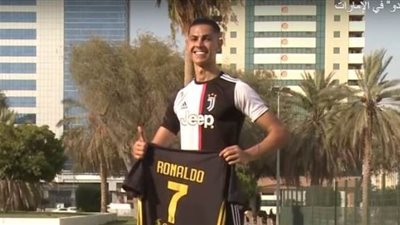 شبيه كريستيانو رونالدو يستعرض مهاراته بالكرة | فيديو