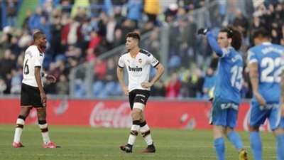 نجم فالنسيا يكشف موقفه من عودة الدوري الإسباني