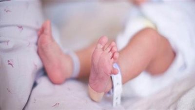 فحص بلاغات التغيب لكشف هوية طفل رضيع وجده الأهالي داخل كرتونة