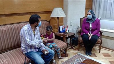 وزيرة التضامن تستقبل شابا انتشرت صورته مع طفلته على مواقع التواصل| صور