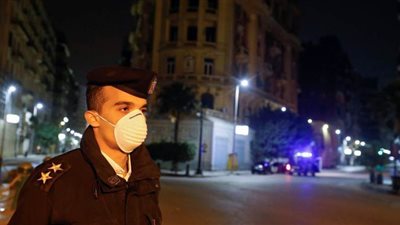 دوريات الشرطة تجوب شوارع القاهرة والجيزة لتفعيل حظر التجوال