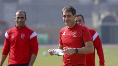 فايلر يطمئن على برنامج تدريبات لاعبي الأهلي قبل سفره إلى سويسرا