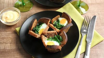 أكواب توست البيض بالسبانخ في الفرن