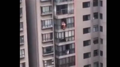 في مهمة أشبه بالمعجزة.. إنقاذ طفلة علقت خارج نافذة بالدور الـ 14 | فيديو