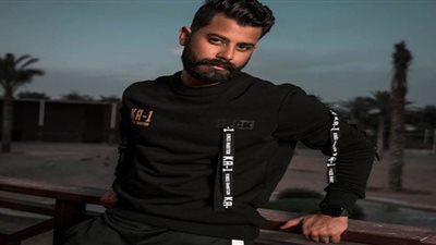 عزيز العقاد يستعد لإطلاق أولى أغانيه 