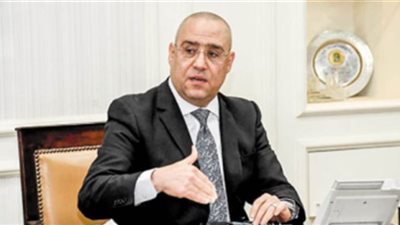وزير الإسكان يعزل نفسه في المنزل بعد مخالطته أحد المصابين بفيروس كورونا