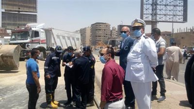 مساعد وزير الداخلية ينتقل لموقع حادث انقلاب سيارة نقل أعلى دائري البساتين | صور