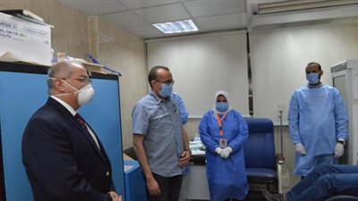 رئيس جامعة أسيوط يتابع إقبال المتطوعين للتبرع بالبلازما لعلاج مصابي كورونا