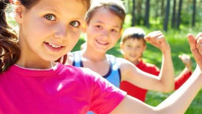 أخصائي تغذية يحذر من تقديم المضادات الحيوية والسكريات للأطفال | فيديو