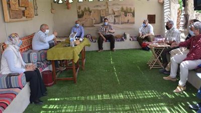 محافظ الوادى الجديد يلتقى وفدا من وزارة الري