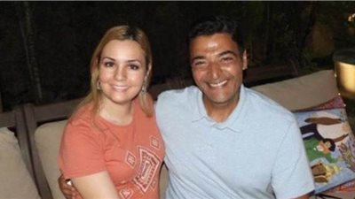 حميد الشاعري ينشر صورة برفقة زوجته الكندية