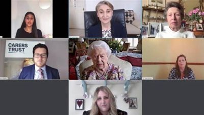 ملكة إنجلترا تجري أول اتصال بالفيديو لها في سن 94 عاما‎