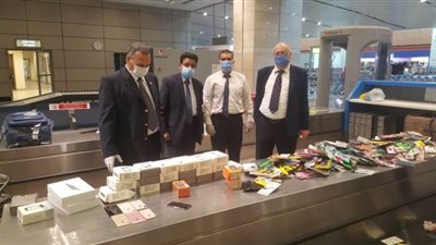 ضبط هواتف محمولة بحوزة مصري قادم من الكويت في مطار القاهرة