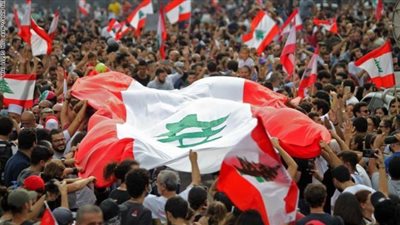 إصابات بين المحتجين أمام مصرف لبنان وساحة الصلح.. ومحاولات لاقتحام البرلمان | فيديو وصور