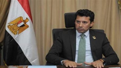 وزير الرياضة ورئيس الاتحاد الدولي لليد يتفقدان الإنشاءات بصالة برج العرب | فيديو