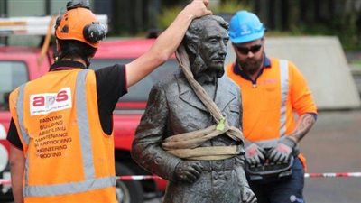 إسقاط التماثيل .. وسيلة المتظاهرين للاحتجاج علي العنصرية بعد مقتل فلويد