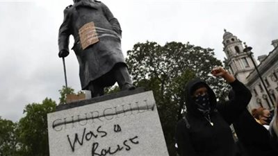 جونسون بعد تخريب تمثال تشرشل: متطرفون خطفوا التظاهرات المنددة بالعنصرية