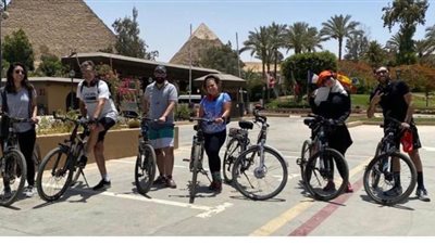 زكريا ناصف ينشر رحلته من المعادي إلي الهرم بالعجلة