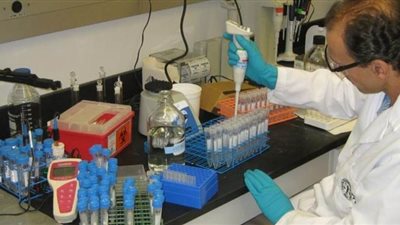 الحق في الدواء: أين يذهب مرضى الأورام والفشل الكلوي بعد تحويل التأمين الصحي لأماكن عزل؟