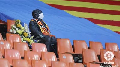 تمثال فيسنتي نافارو..  المشجع الوحيد في مدرجات الدوري الإسباني