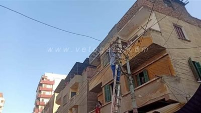 إصابة شخص وتهشم سيارتين في انهيار بلكونة عقار بالدقهلية | صور