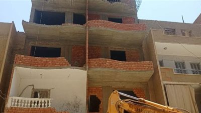 تنفيذ 7 قرارات إزالة ببرج مخالف بملوى في المنيا | فيديو وصور