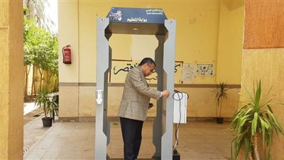 جامعة الأقصر تستعد لامتحانات السنوات النهائية بكبائن تعقيم إلكترونية