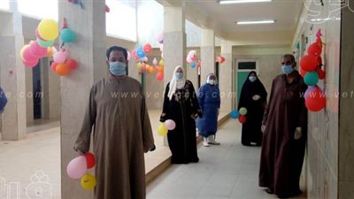 بعلامات النصر.. أطباء العزل بالشرقية يودعون 125متعافيا من كورونا | صور