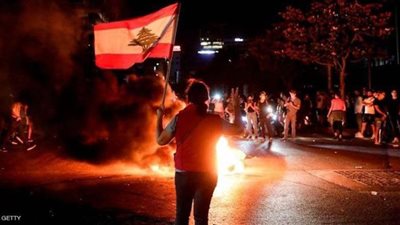 الليرة تُشعل النار في الشارع اللبناني.. أوضاع الاقتصاد الكارثية تثير الغضب