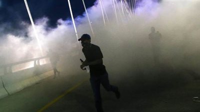 الشرطة الفرنسية تفرق المتظاهرين بالغاز المسيل للدموع بباريس