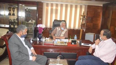 رئيس مدينة المحلة يعقد اجتماعا موسعا برؤساء الأحياء لمتابعة أعمال النظافة | صور