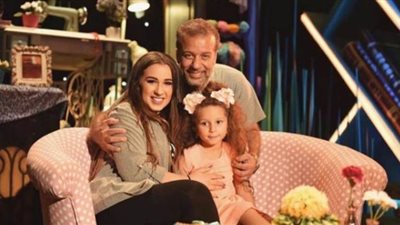 شريف منير يظهر مع طفلتيه بعد تعرضهما للتنمر: دول المذنبين | فيديو