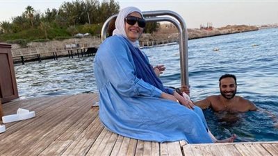 أحمد فهمى ينشر صورة برفقة والدته للمرة الأولى