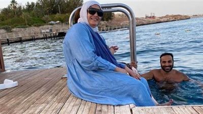 أحمد فهمي يظهر مع والدته في صورة جديدة على البحر