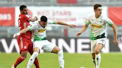 بايرن ميونخ يقترب من لقب الدوري الألماني بثنائية في مونشنجلادباخ