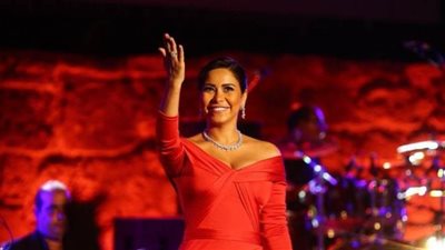 شيرين عبد الوهاب تعد طفلا بالخروج معه بعد انتهاء كورونا