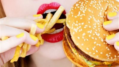 دراسة حول نتائج الإسراف في تناول الزيوت والدهون.. الإكثار منها يؤدي إلى انسداد الشرايين.. زيادة الوزن ترفع «الكوليسترول» في الدم.. والوجبات السريعة تسبب سرطان الثدي والقولون
